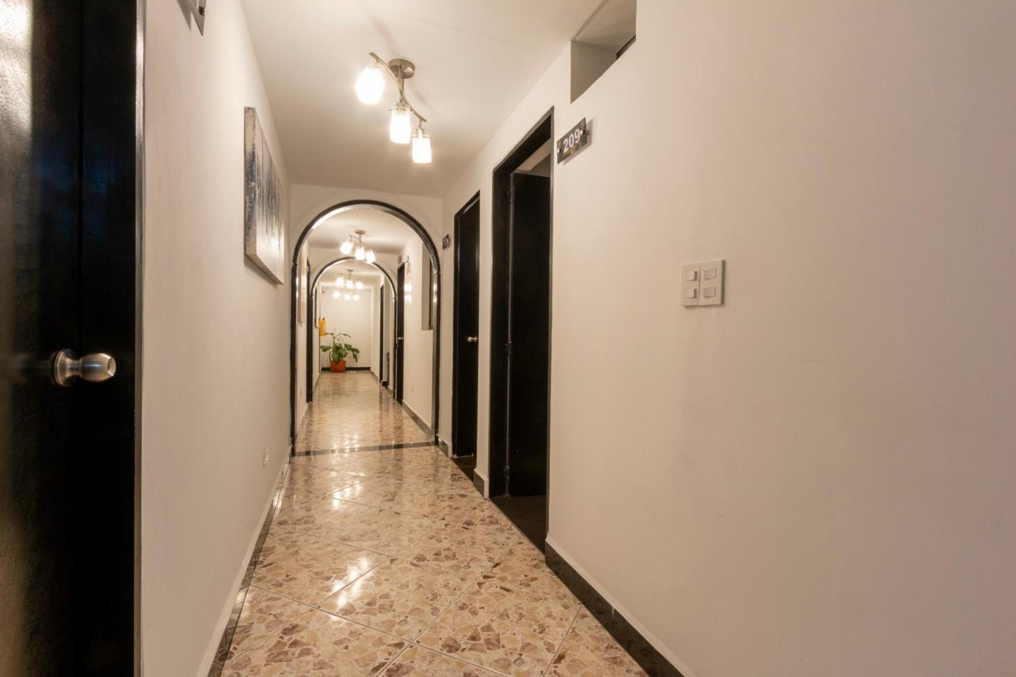 Hotel De Leon Estadio Медельин Экстерьер фото